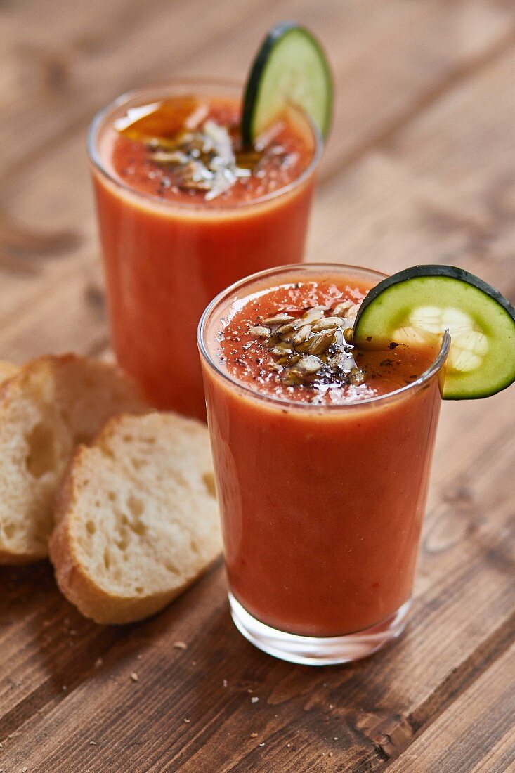 Gazpacho mit Sonnenblumenkernen und Gurkenscheiben