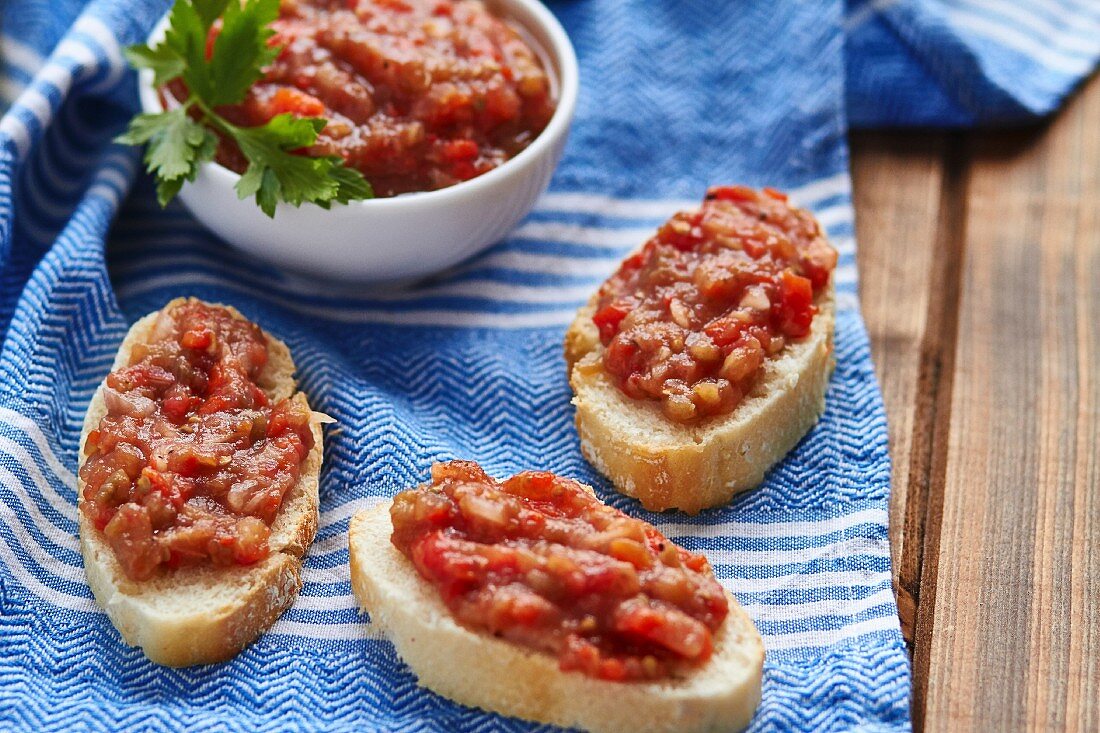 Auberginenkaviar auf Baguettescheiben