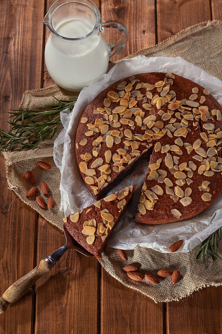 Bananenpie mit Mandelblättchen, angeschnitten