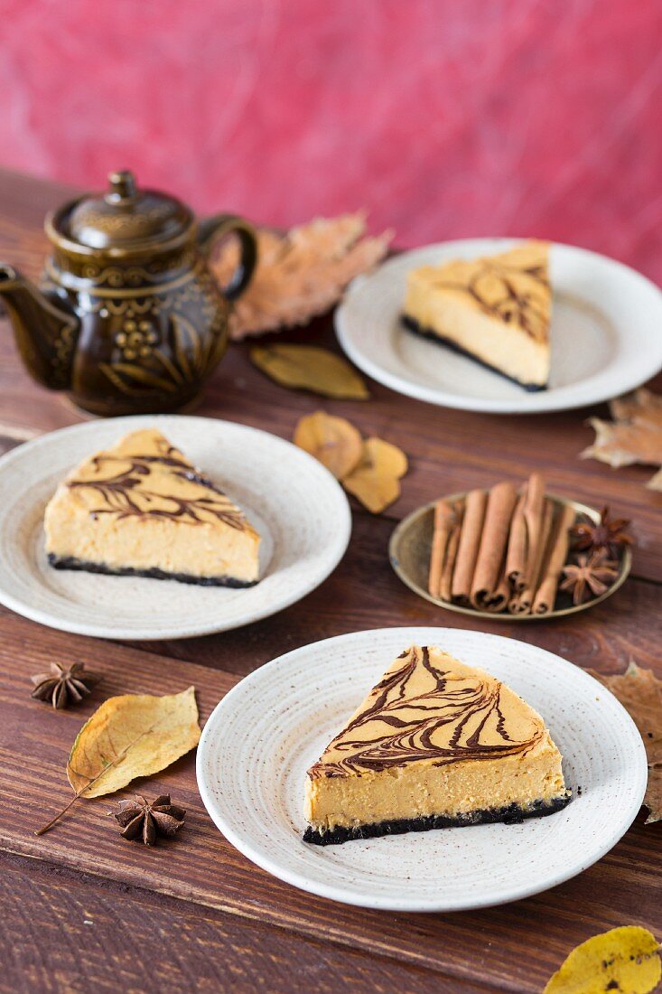 Drei Stücke von einem Kürbis-Käsekuchen mit Schokolade