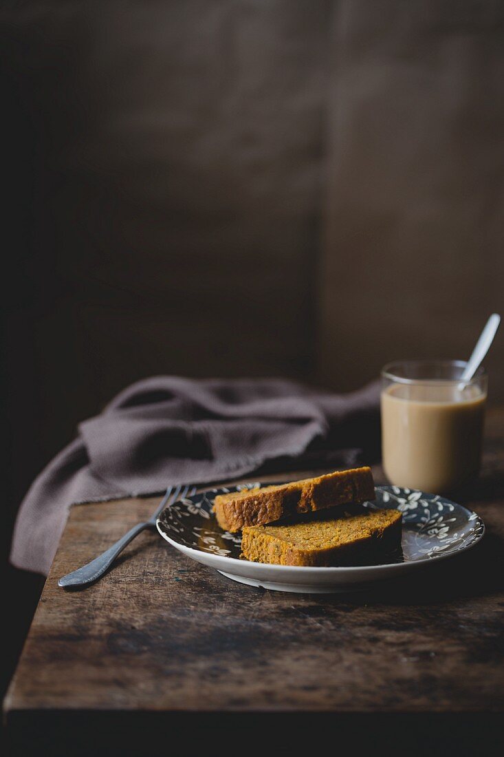 Zwei Scheiben Karottenkuchen auf Teller