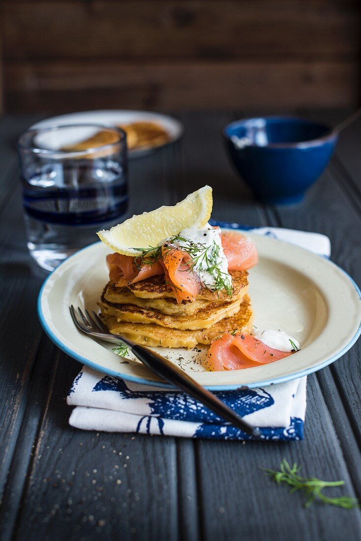 Kürbis-Pancakes mit Räucherlachs und Dilljoghurt