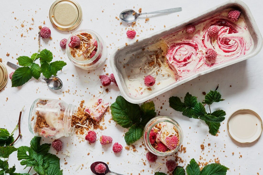 Cheesecake ice cream with raspberries