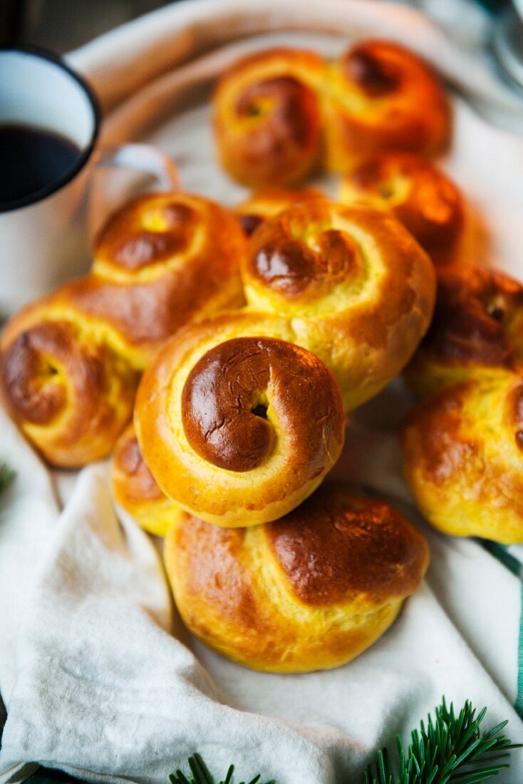 Klassisches Safrangebäck mit Rosinen (Schweden)