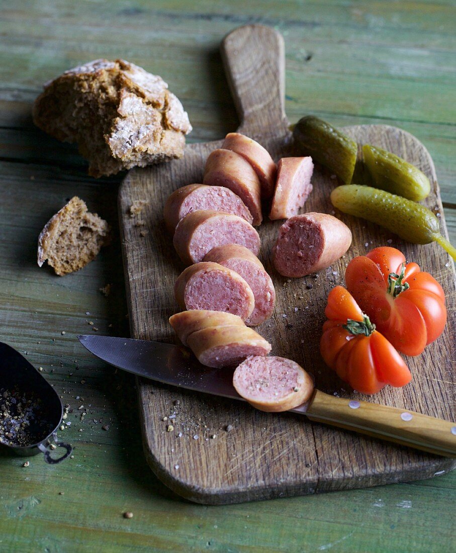 Hausgemachte Kabanossi mit Essiggurken und Tomaten