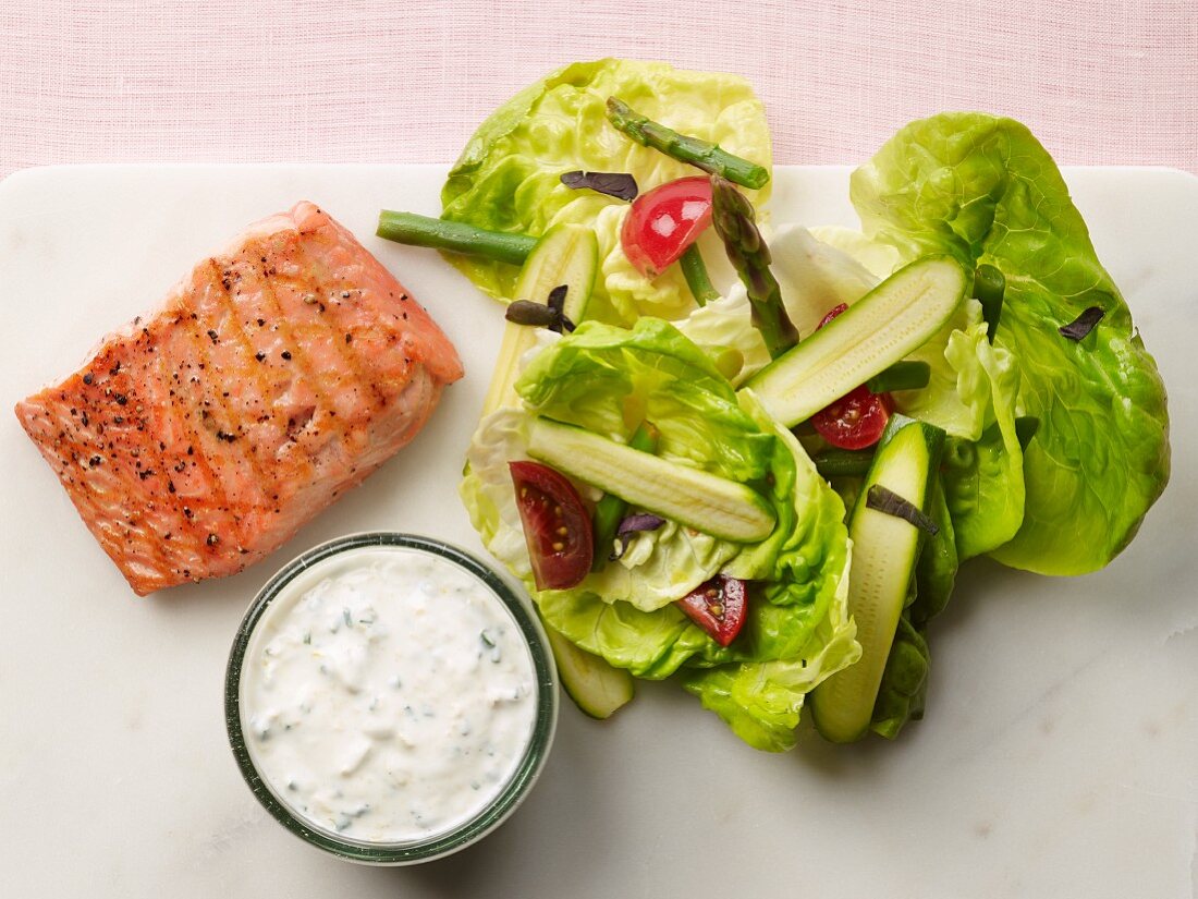 Lachs mit Kopfsalat, Spargel, Zucchini und Ranch Dressing