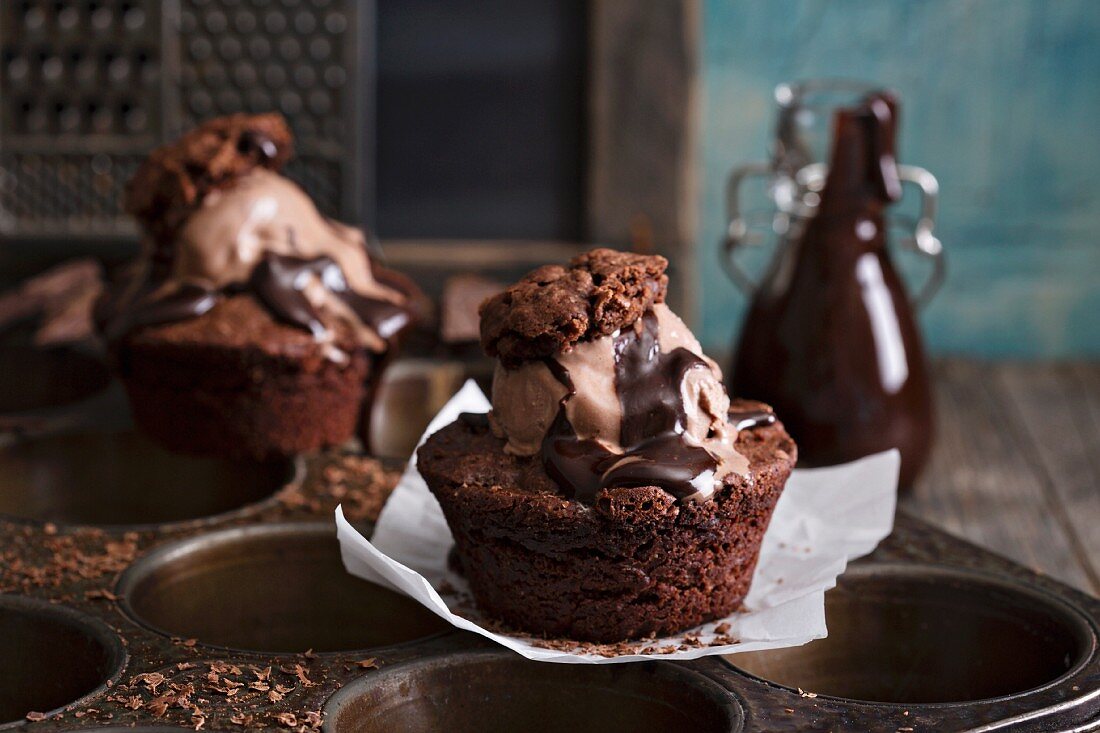 Brownies mit Eis und heißer Schokoladensauce