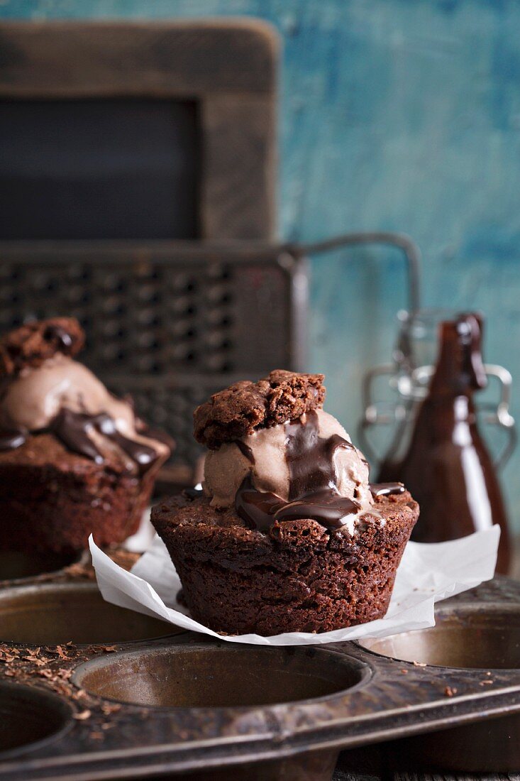 Brownies mit Eis und heißer Schokoladensauce