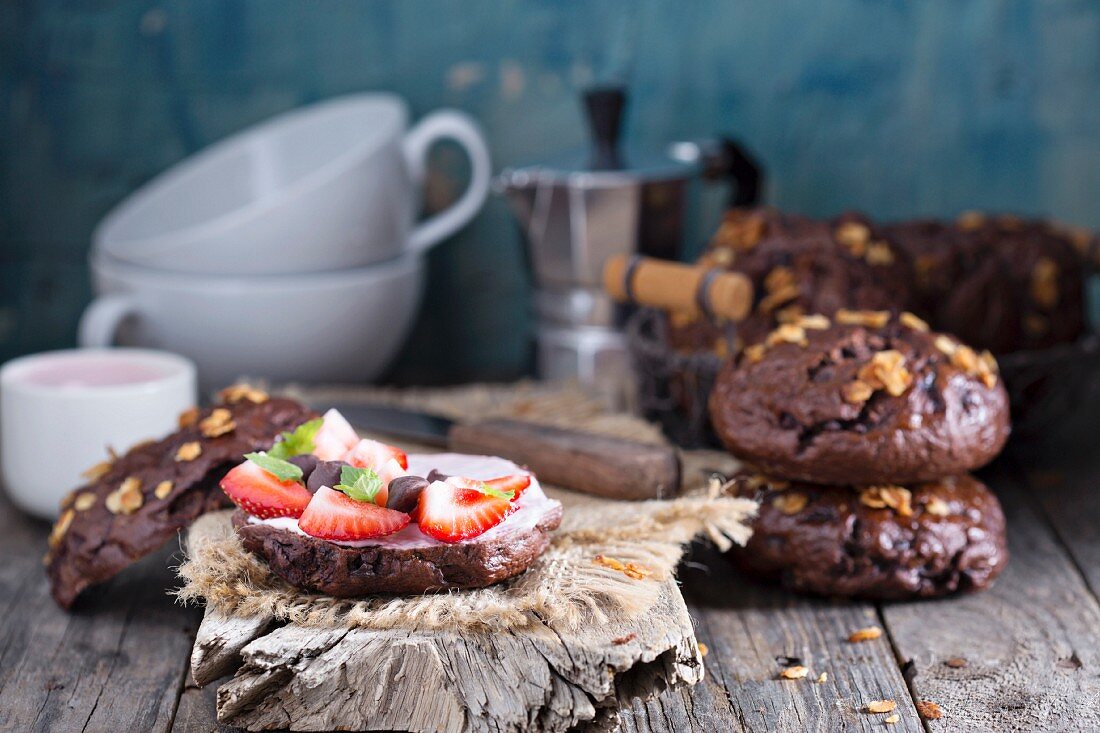 Hausgemachte Schokoladenbagels mit Frischkäse und Erdbeeren