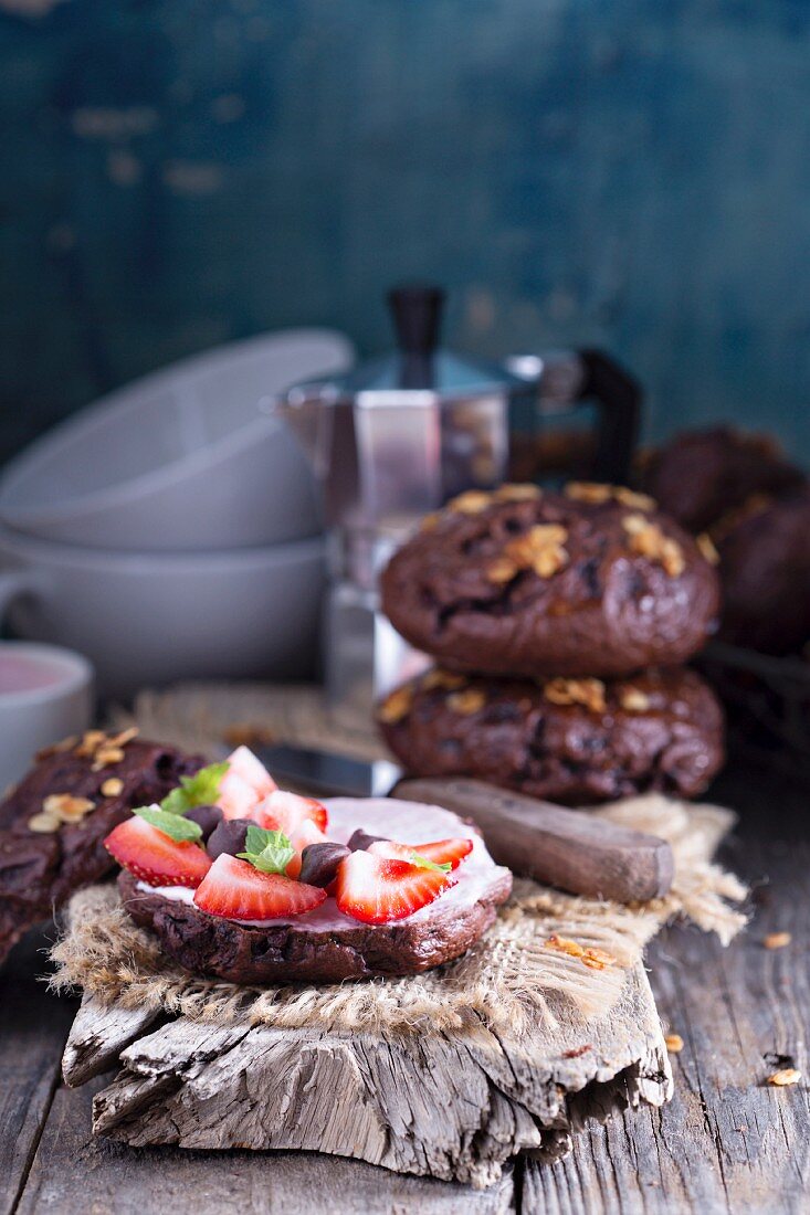 Hausgemachte Schokoladenbagels mit Frischkäse und Erdbeeren