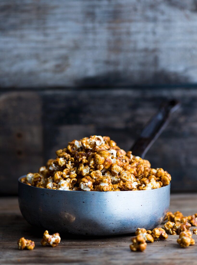 Karamell-Popcorn in Metallpfanne