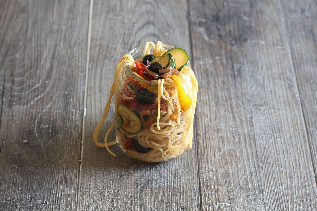 Spaghetti Primavera mit Gemüse im Glas zum Mitnehmen