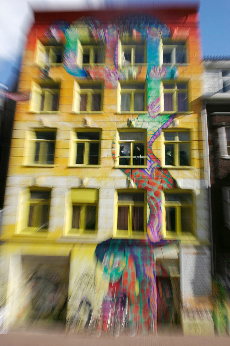 'De Regenboogslang' painted house