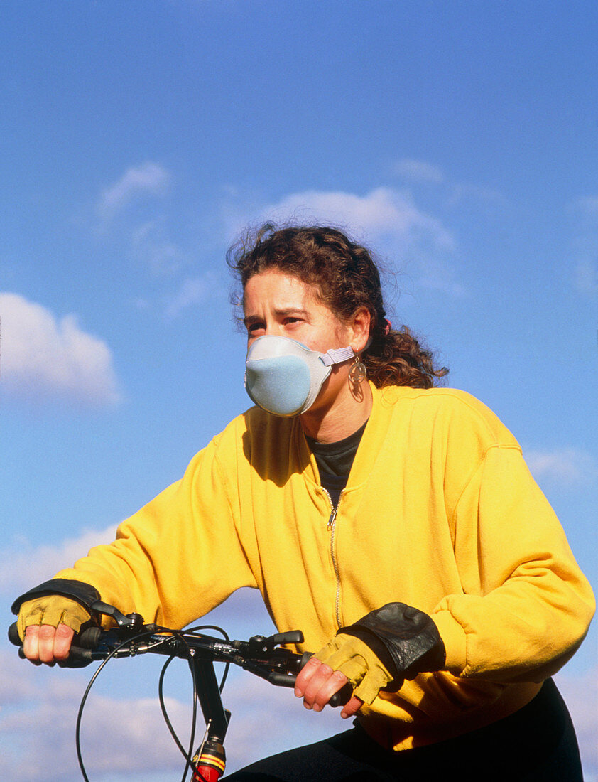 Cyclist wearing face mask to filter out fumes