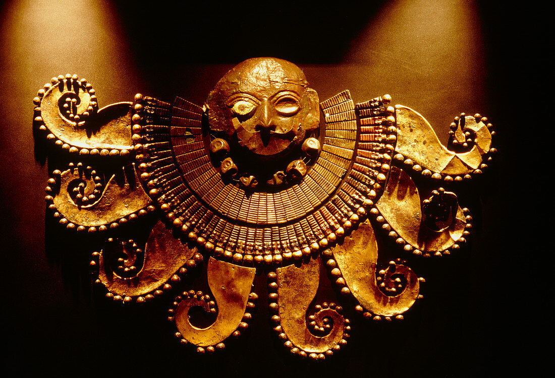 Funeral mask with pectoral of octopus