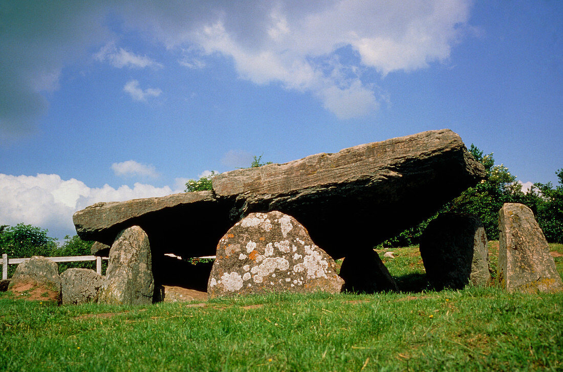 Neolithic tomb: Arthur's Stone,Herefordshire
