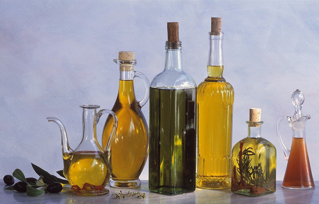 Olivenöle in Flaschen & eine Fläschchen Rotweinessig