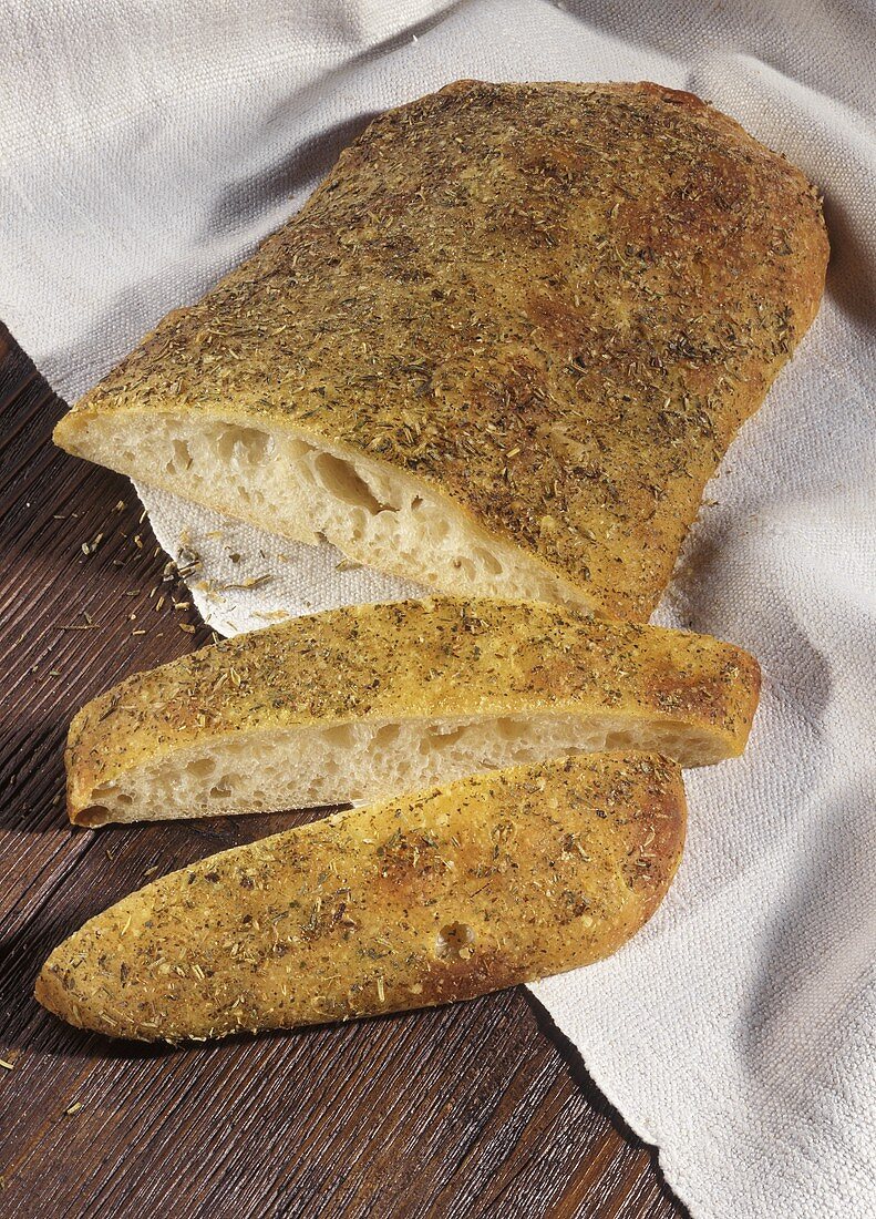 Eine Ciabatta mit Kräutern (Italienisches Weißbrot)