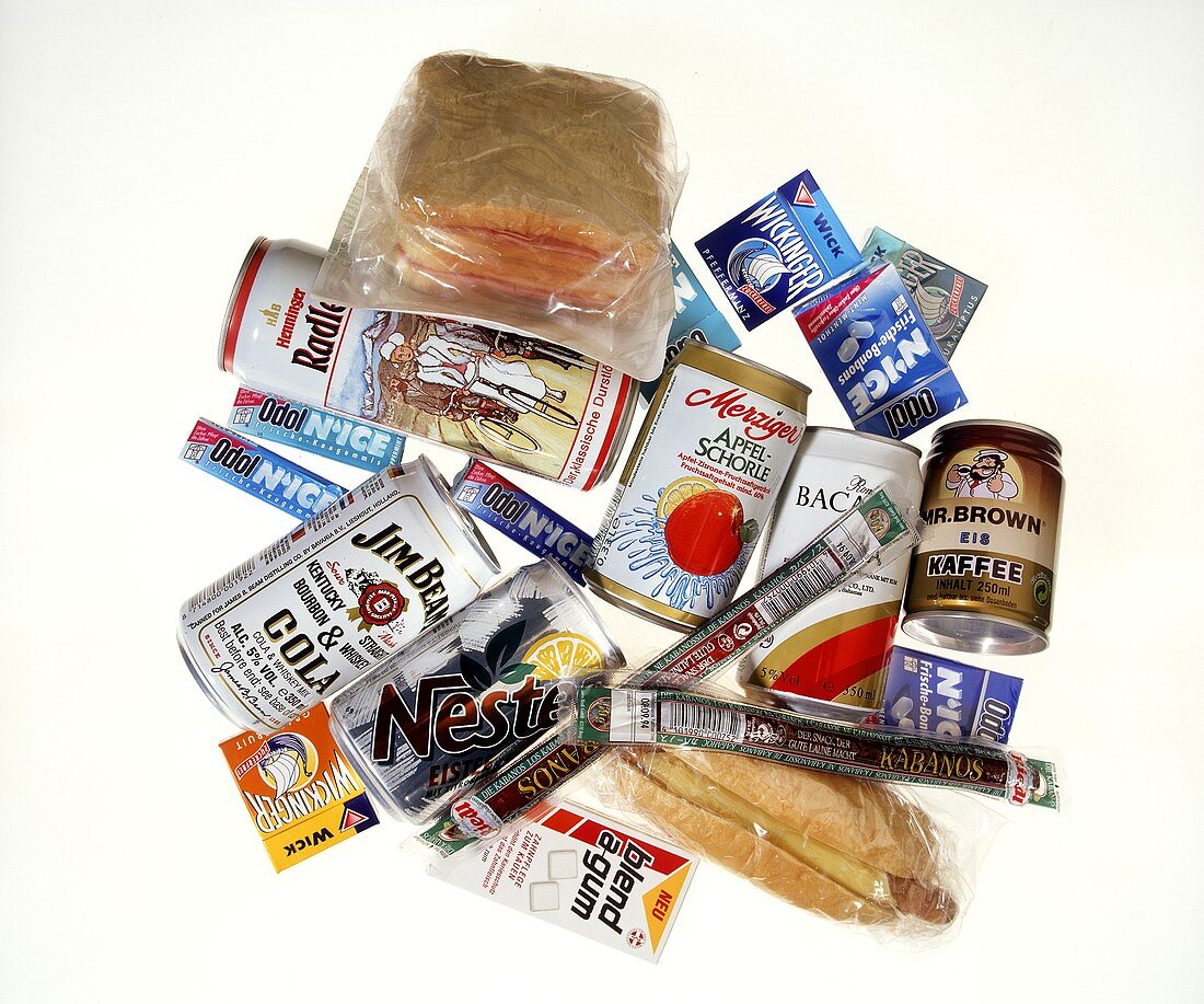 Vierzehn Lebensmittel in verschiedenen Verpackungsarten