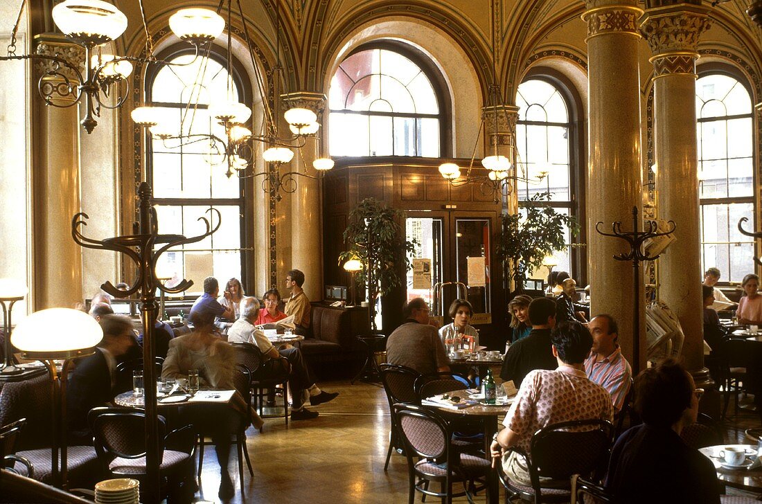 Innenraum des Café Zentral in Wien
