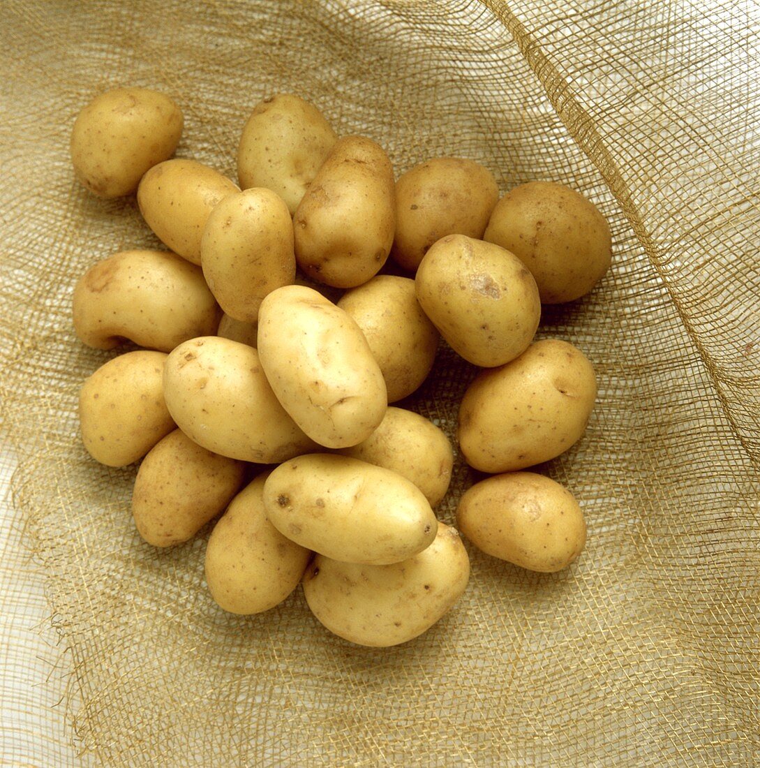 Neue Kartoffeln auf Sackleinen