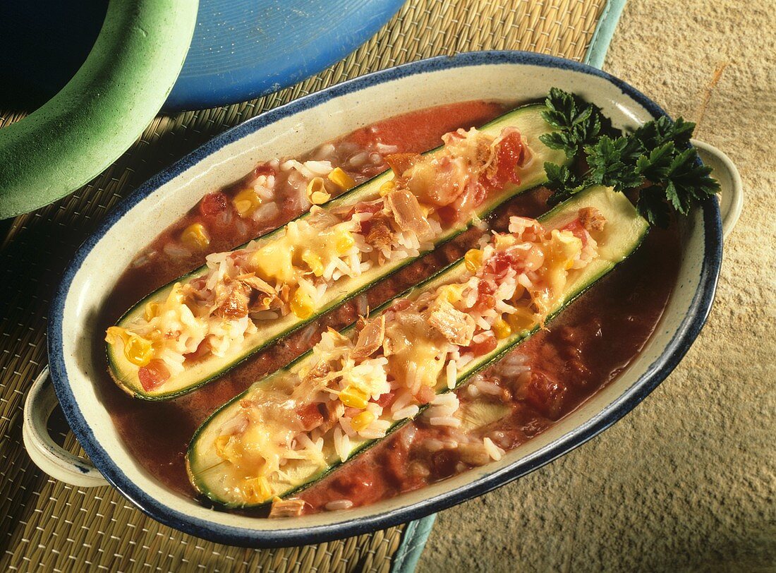 Zucchini mit Reis, Thunfisch & Mais gefüllt