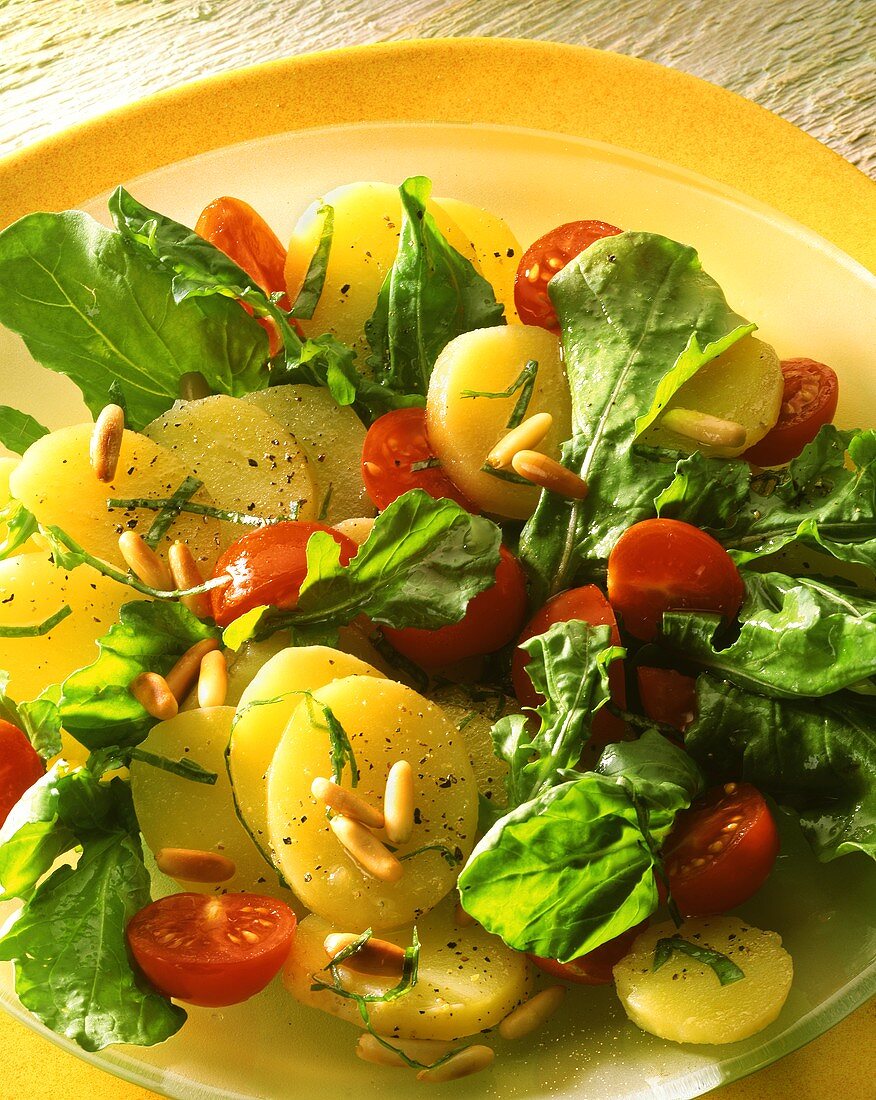 Kartoffelsalat mit Rucola, Tomaten & Pinienkernen