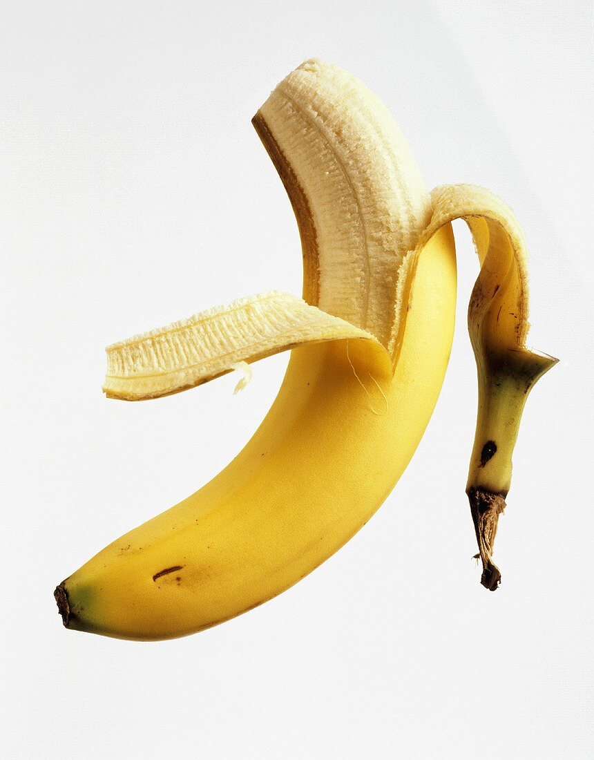 Banane mit teilweise abgezogener Schale
