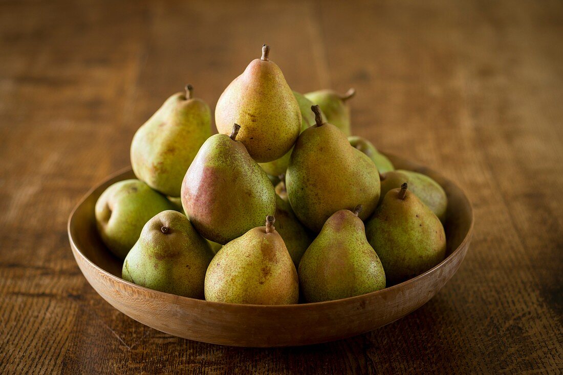 Comice pears in bowl