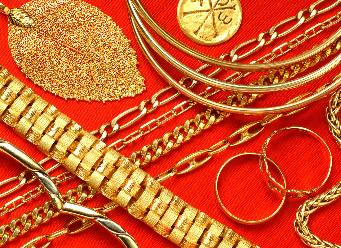 Assorted gold jewellery