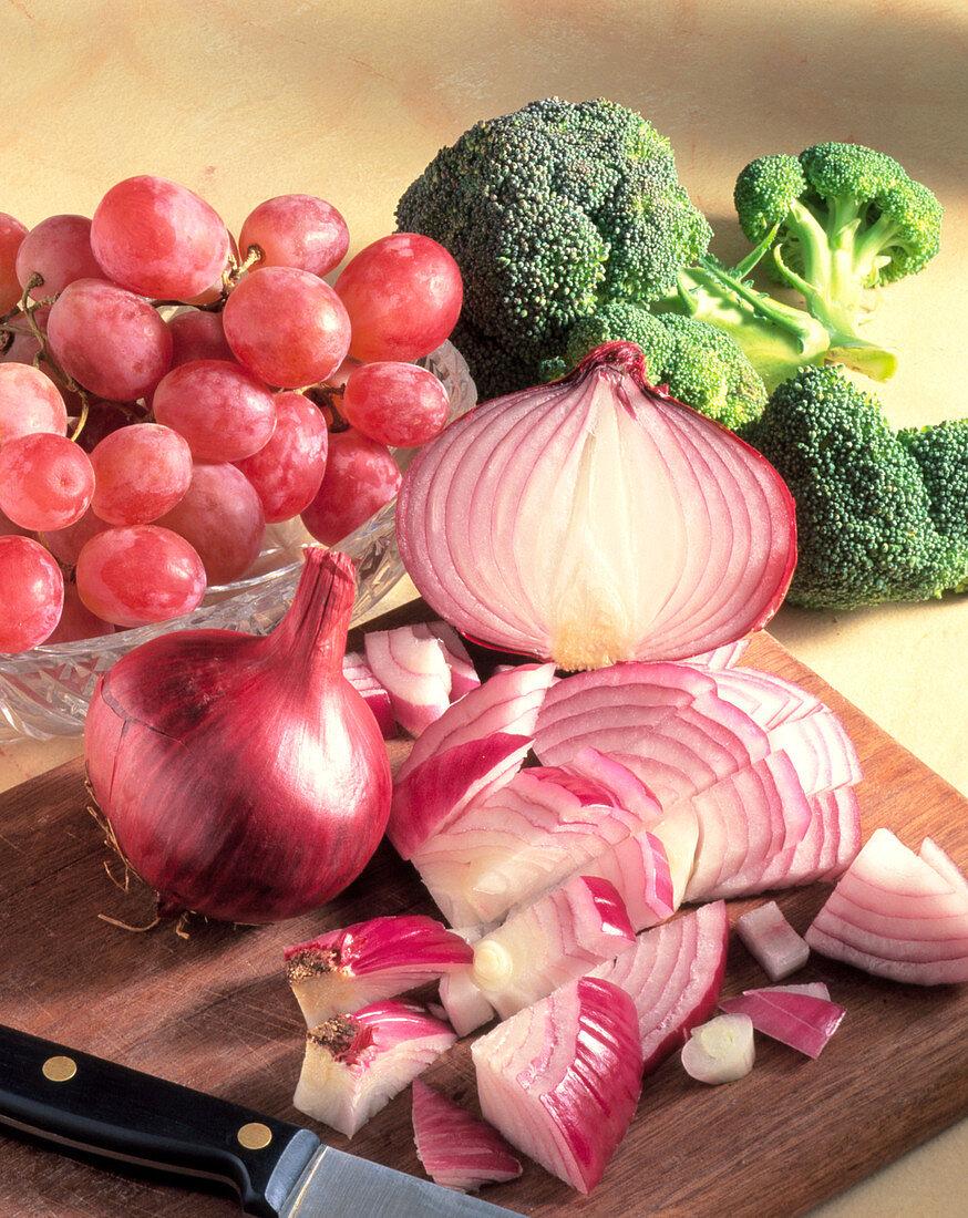 Red onions,broccoli and grapes: quercetin source