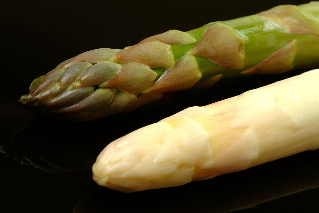 Green and white asparagus