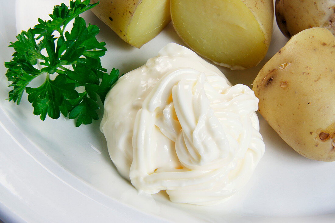 Mayonnaise with new potatoes and parsley