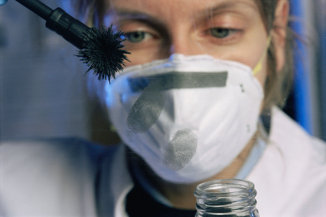 Fingerprint detection at a crime scene