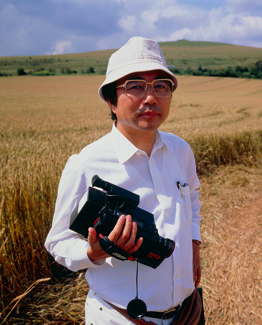Prof. Yoshi-Hiko Ohtsuki in English crop circle