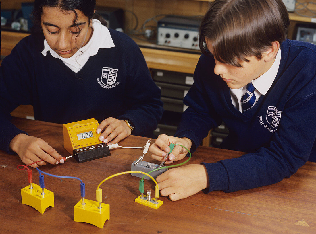 Pupils setting up a circuit