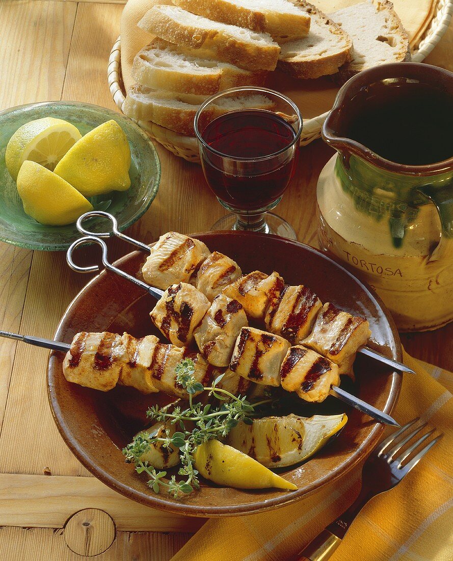 Drei Spiesse mit mariniertem & gegrilltem Hähnchenfleisch