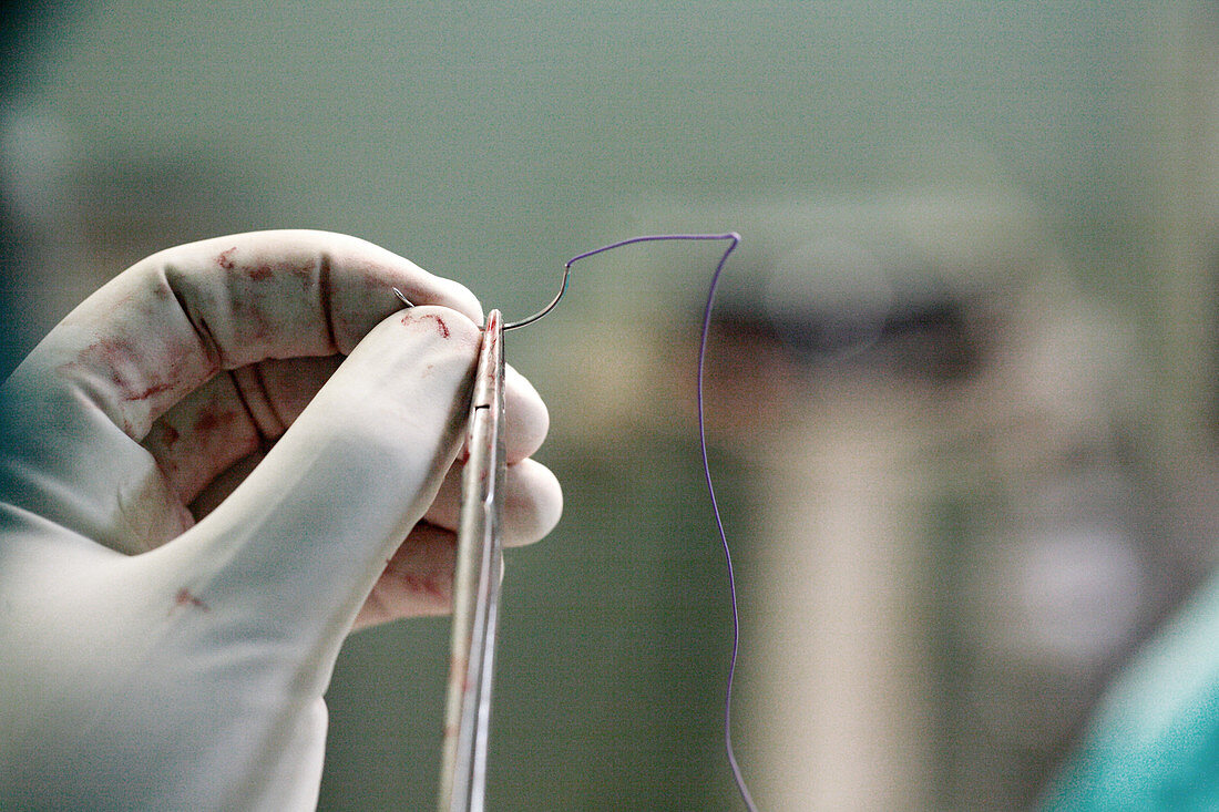 Preparing a suture for stitching