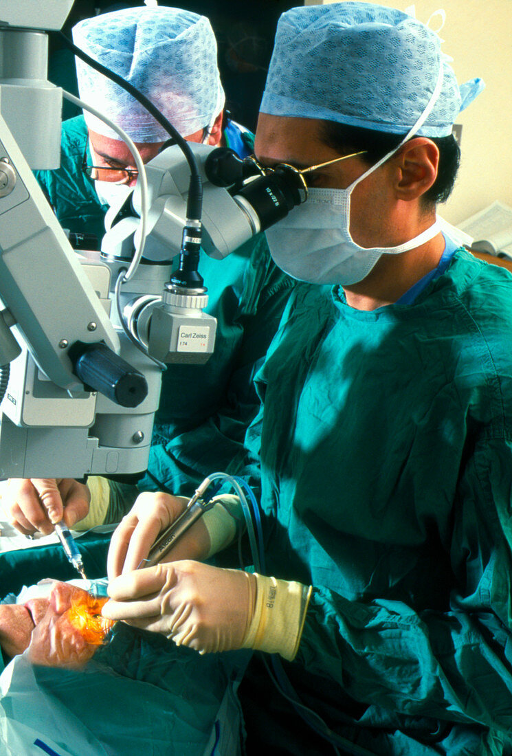 Surgeon removes cataracts using ultrasound