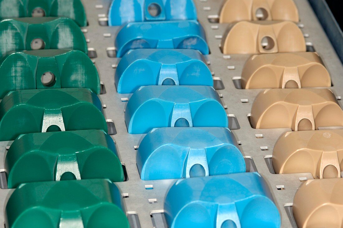 Plastic components of artificial knees