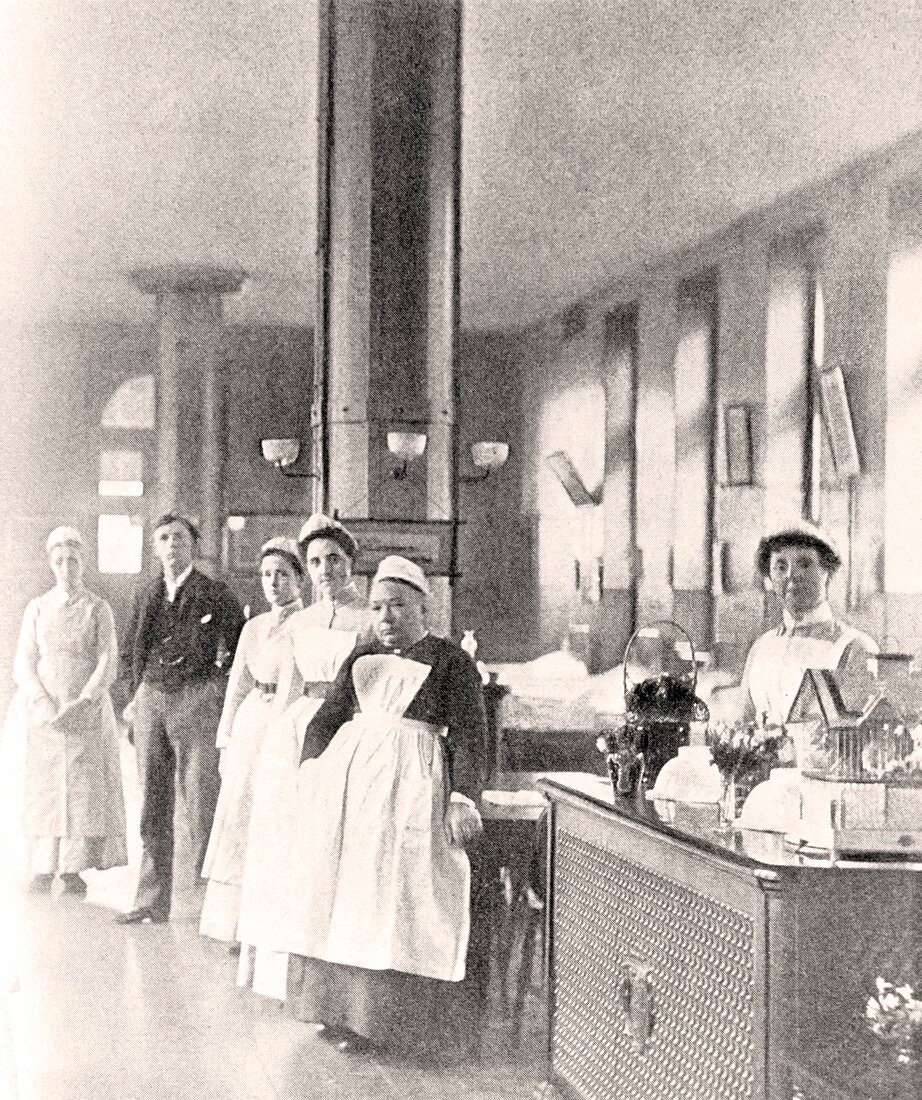 Nurses in a ward at St. Thomas' Hospital,1907