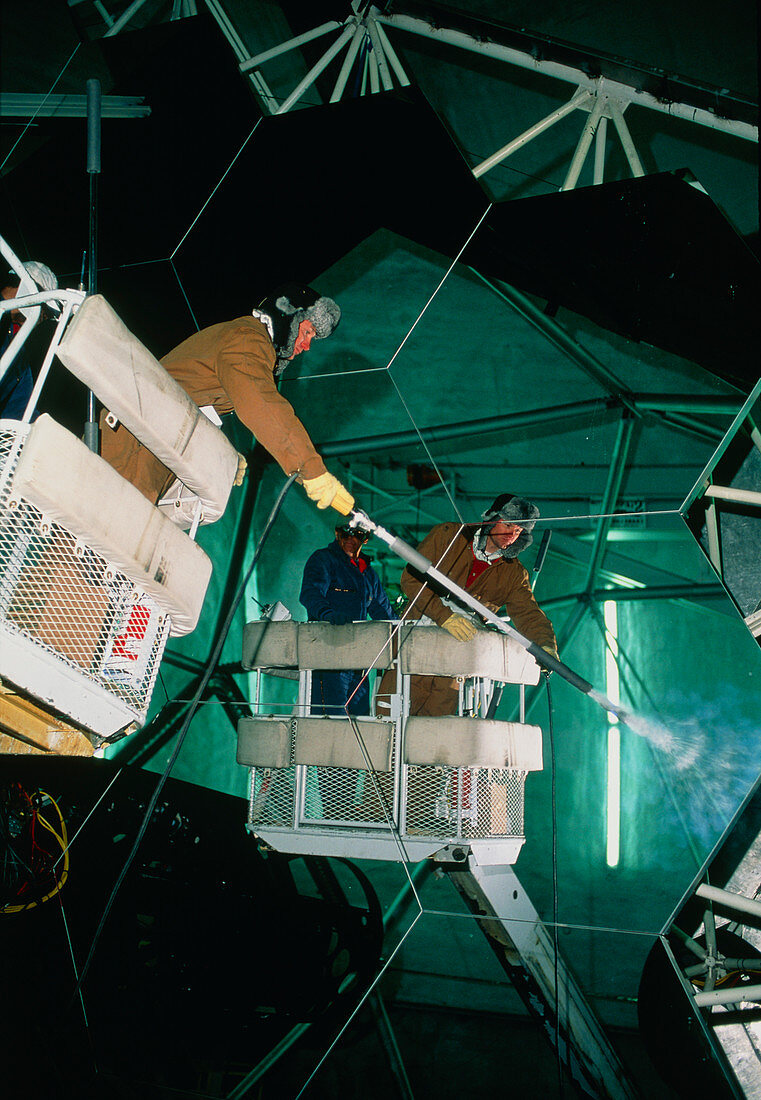 Cleaning the primary mirror of Keck II telescope