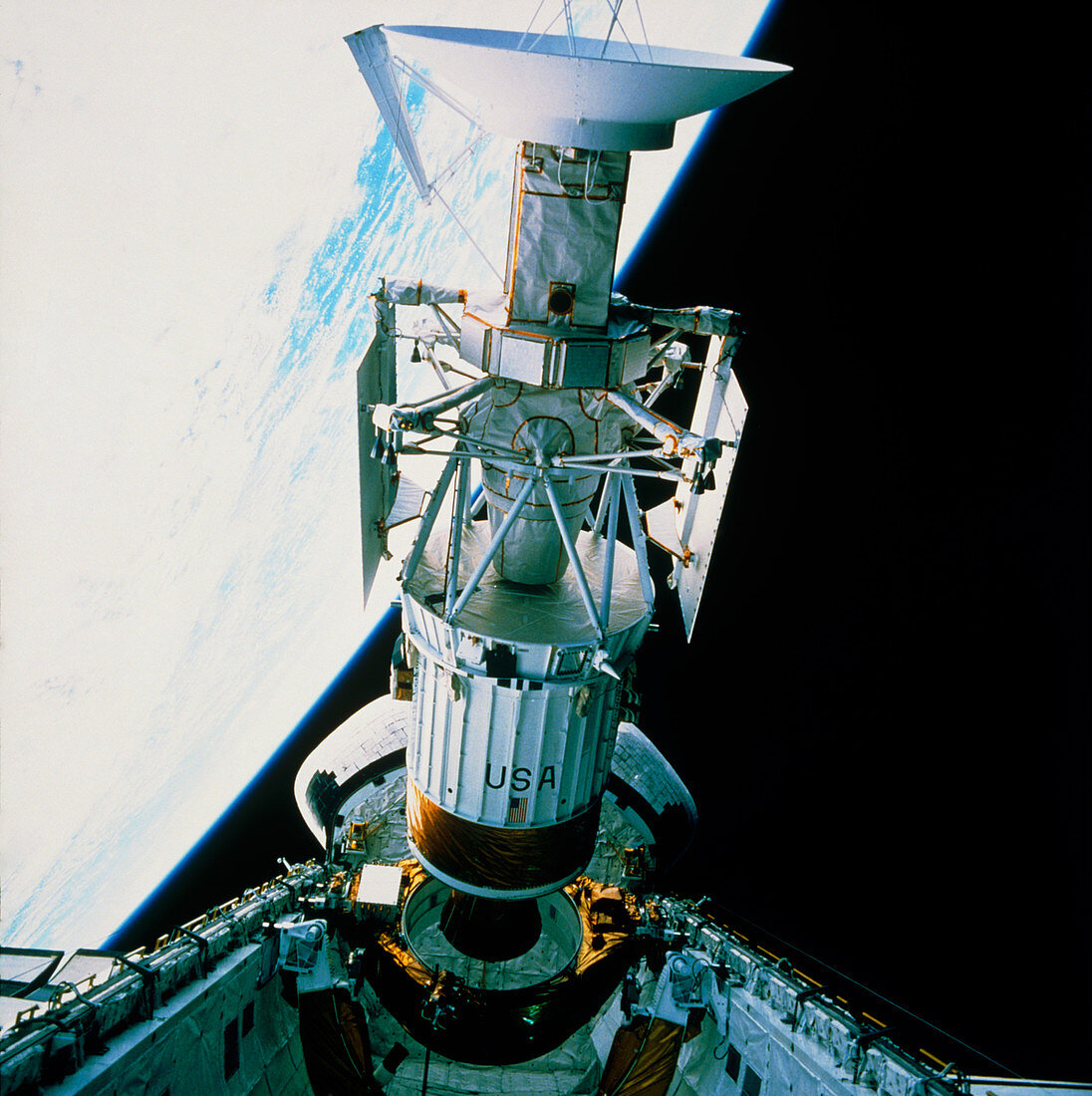 Deployment of Magellan spacecraft from shuttle