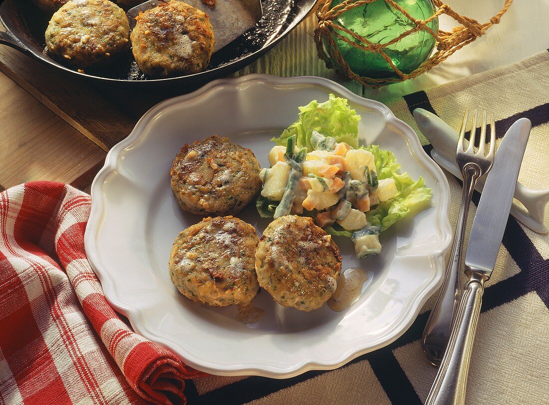 Fischfrikadellen mit Nüssen & Salat als Beilage