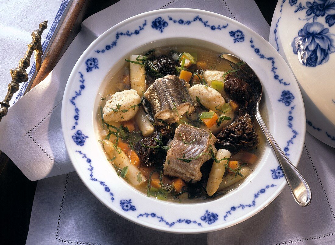 Hamburger Aalsuppe: Fleischbrühe mit Aal, Dörrobst & Klössen