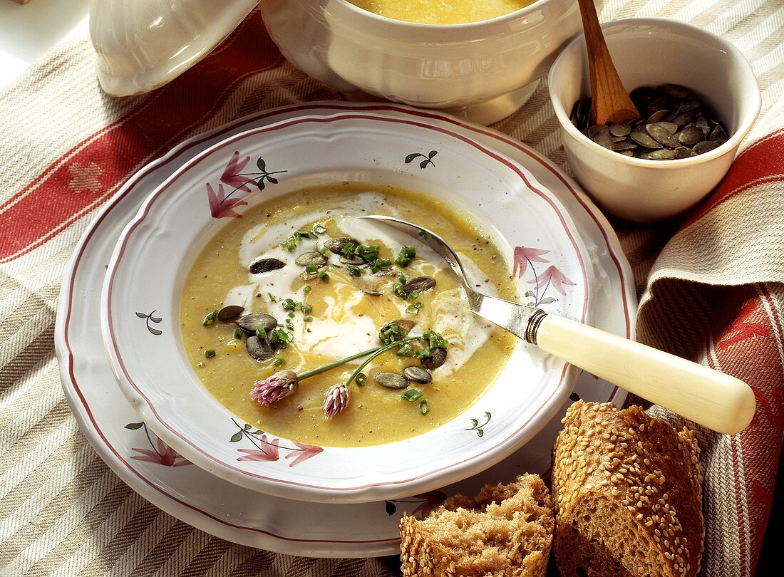 Blumenkohlsuppe mit Curry & Kürbiskernen