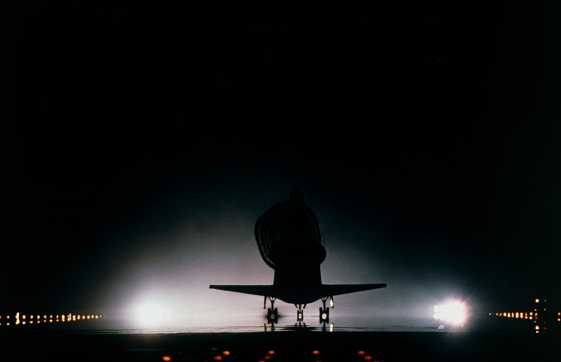Shuttle Discovery landing after mission STS-96