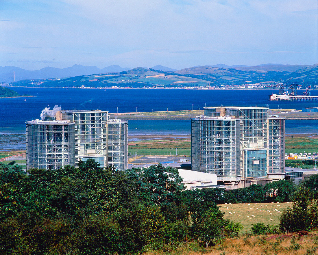 The 2 reactor buildings of Hunterston