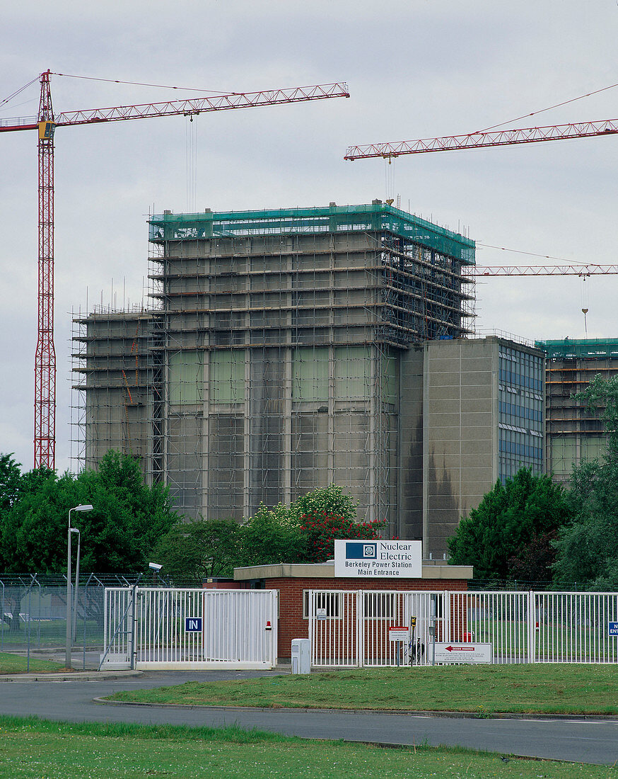 Dismantling decommissioned nuclear power station