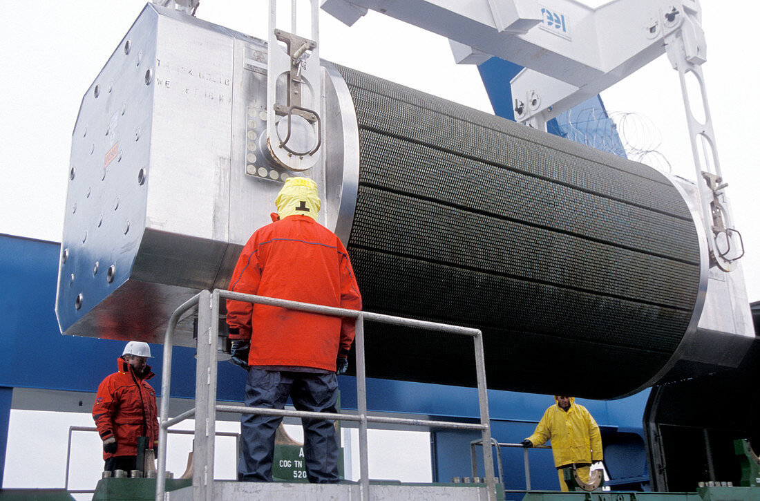 Waste nuclear fuel,unloading from ship